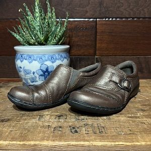 Clarks Round Toe Metallic Colored Leather Slip On Flats